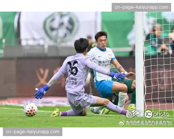 丁海峰抬脚过高染红离场 西海岸老将防守动作欠考量